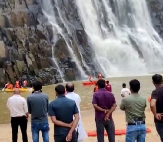 Six family members die trying to save sisters who drowned taking selfie at waterfall